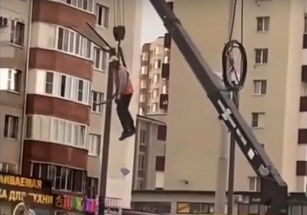 В Ставрополе лампы в фонарях меняют с помощью подъемного крана